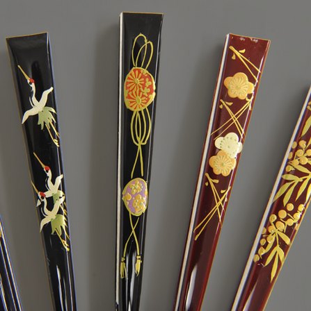 鶴や梅の蒔絵をあしらった親骨