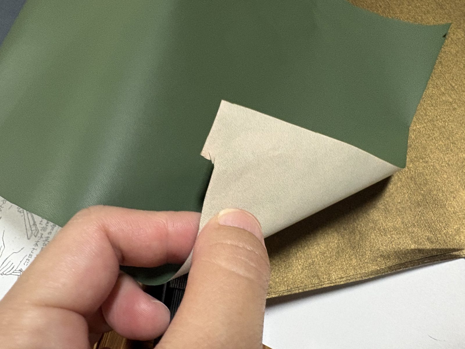紙のように薄く漉かれた扇子用の革